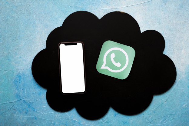 icono-de-telefono-inteligente-y-medios-en-negro-nube-sobre-la-pared-pintada-de-azul.jpg